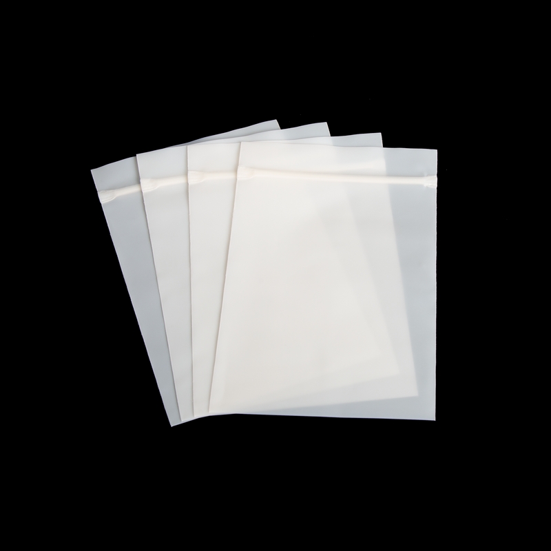 How does the biodegradable ziplock bag balance environmental protection and practicality?